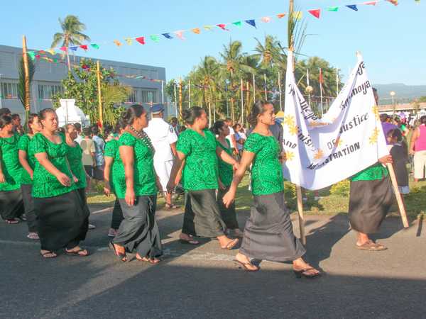 Signore samoane sfilano in elegantissimo sarong verde-nero