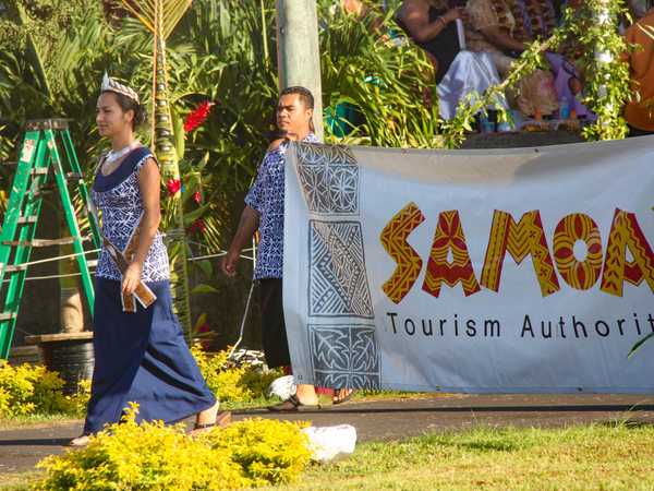 La bellissima Jolivette Ete, miss Samoa 2010, sfila in testa alla delegazione della Samoa Tourism Authority