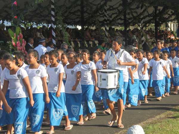 Continua la sfilata per l'anniversario dell'indipendenza di Samoa. Sfila con le infradito la scolaresca di un istituto religioso battista.