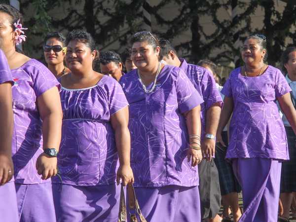 Imponenti matrone samoane in elegante sarong lillà