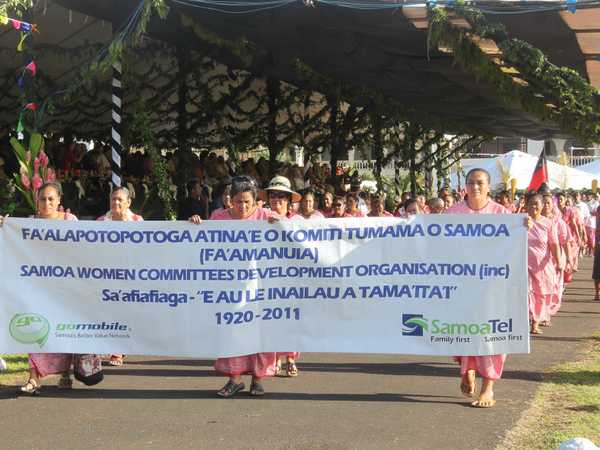 Sfila anche la rappresentanza delle femministe locali