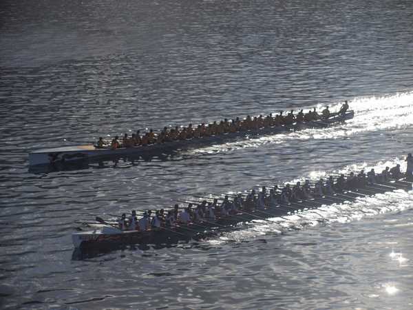 Arrivo della Fautasi Race, sfida tra villaggi e distretti su lunghe barche con 40 vogatori ciascuna. Qui vincerà di pochissimo la barca di Salelologa.