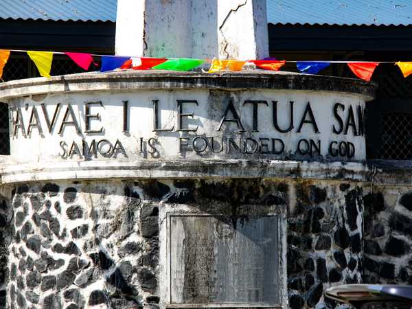I samoani sono un popolo religiosissimo: “Fa’avae i le atua Samoa”, cioè “Samoa è fondata su Dio” è il motto nazionale.