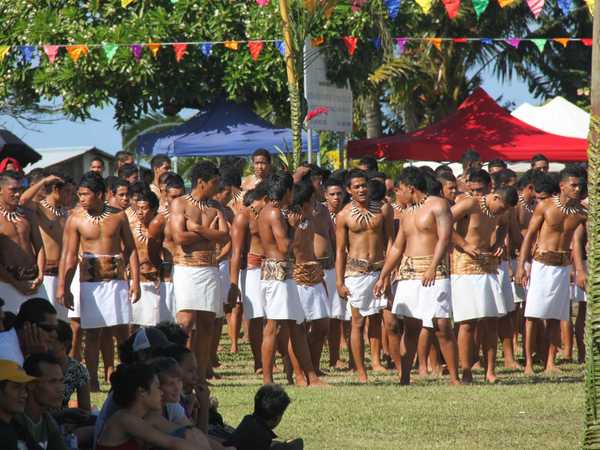 Gli allievi della Don Bosco High School si preparano alla loro esibizione durante a festa dell'indipendenza di Samoa.