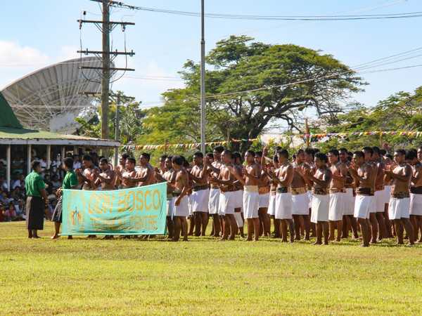 Gli allievi della Don Bosco High School si preparano alla loro esibizione durante a festa dell'indipendenza di Samoa.