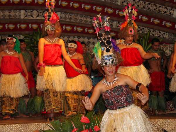 Il fia-fia, la festa tradizionale samoana. Le danzatrici sono brave ma non hanno propriamente delle silhouette da ballerina.