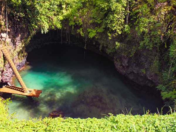 To Sua Ocean Trench: un laghetto naturale scavato in profondità nella roccia vicino all'oceano, che ricorda un po’ i “cenotes” del Chiapas in Messico. E' un'immagine frequente nei dépliants pubblicitari di Samoa, e indubbiamente è uno dei luoghi più belli dell'arcipelago.
