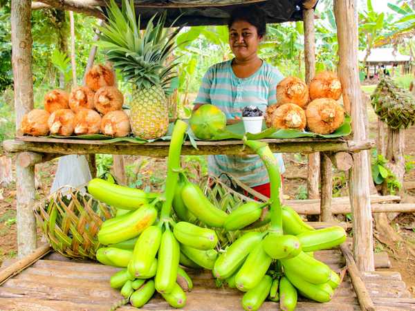 Banchetto per la vendita di frutta lungo la strada. Ci sono le caratteristiche banane cilindriche samoane.