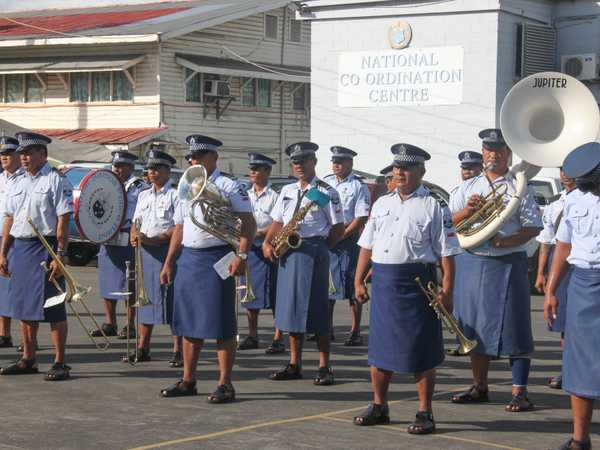 Ultimo saluto da Apia: come tutte le mattine la Royal Samoa Police Band attraversa alla città suonando marcette in stile bavarese, fino al palazzo del governo