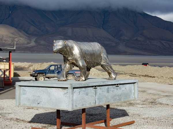 Orso di bronzo (un po' kitsch) sul lungomare di Longyearbyen