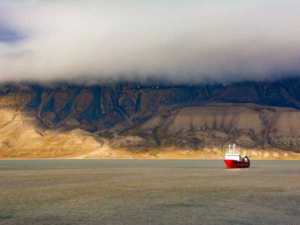 Un raggio di sole filtra tra le nuvole che coprono l'Isfjord