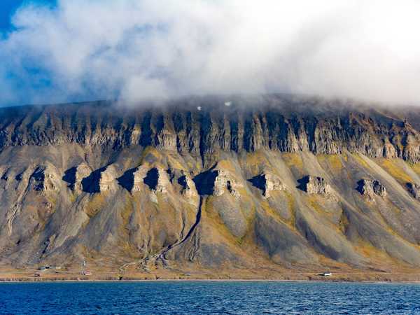 Montagne dell'Isfjord a fine estate