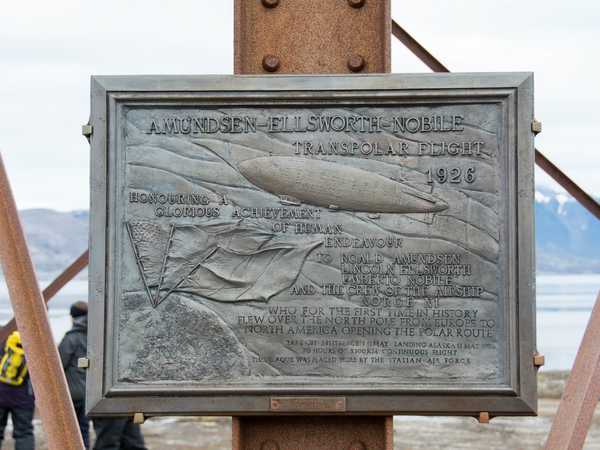 Ny Alesund - la targa che ricorda l'impresa del dirigibile Norge, che nel 1926 guidato da Umberto Nobile raggiunse l'Alaska in due giorni. C'erano anche Amundsen e Ellsworth