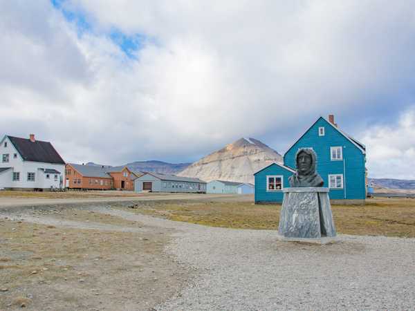 Ny Alesund - monumento a Amundsen