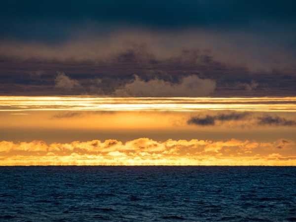 Primo tramonto di fine estate al largo di Spitsbergen