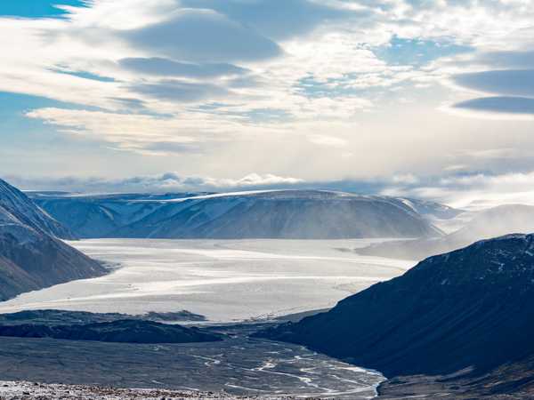 Vista dall'alto dei ghiacciai che scendono da Dunerbukta verso il Lomfjorden