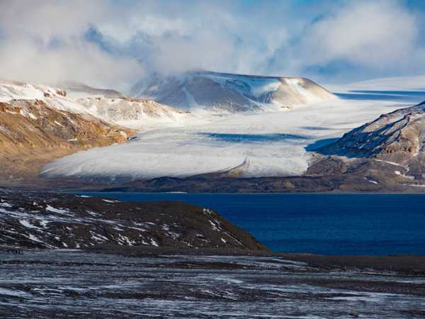 Vista dall'alto dei ghiacciai che scendono da Dunerbukta verso il Lomfjorden