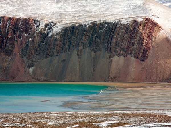 Montagne stratificate in fondo al Lomfjorden