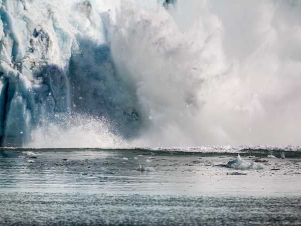 Improvviso crollo di un blocco di ghiaccio dalla parete del Fremansbreen