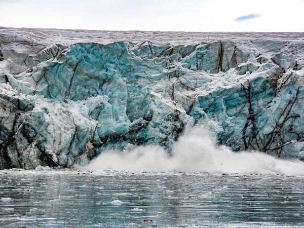 Improvviso crollo di un blocco di ghiaccio dalla parete del Fremansbreen