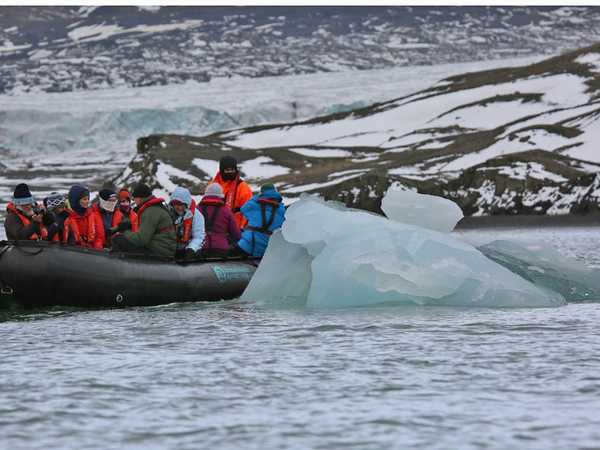 Zodiac cruise tra gli iceberg del fiordo Hornsund
