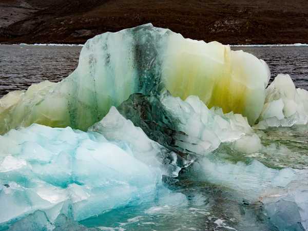 Tutti i colori dell'iride in questo iceberg nell'Hornsund