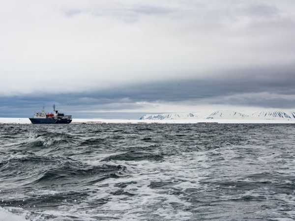 La Ortelius in attesa nel Liefdefjørden