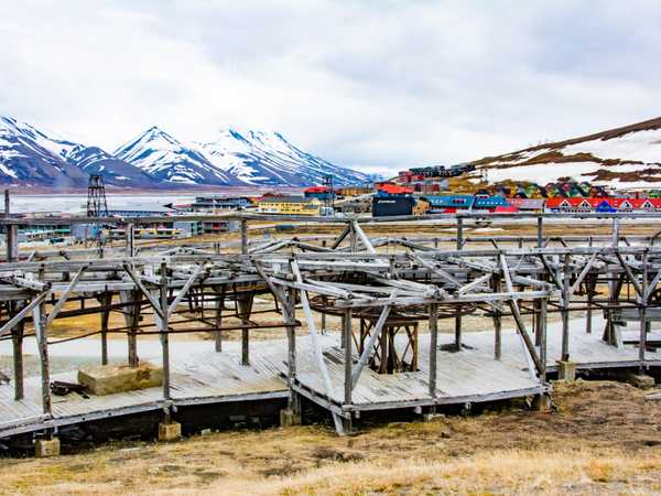 Vista di Longyearbyen dalle installazioni dismesse che servivano per il trasporto del carbone
