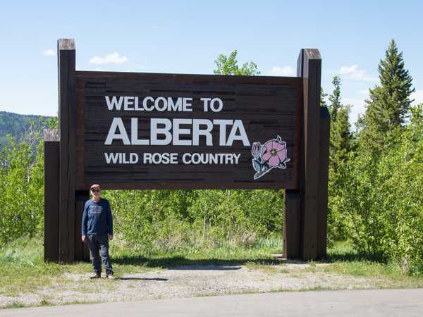 Si entra nell'Alberta, lo stato della rosa selvaggia